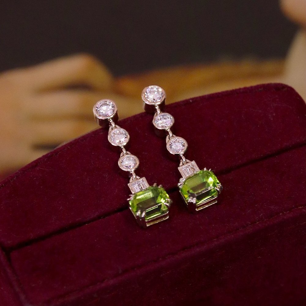 18k White Diamond and Peridot Drop Earrings